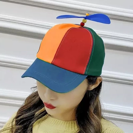 Czapka ze Śmigłem z Daszkiem Tęczowa Wiatrak na Głowę Lato ze Śmigiełkiem MALATEC