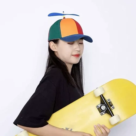 Czapka ze Śmigłem z Daszkiem Tęczowa Wiatrak na Głowę Lato ze Śmigiełkiem MALATEC