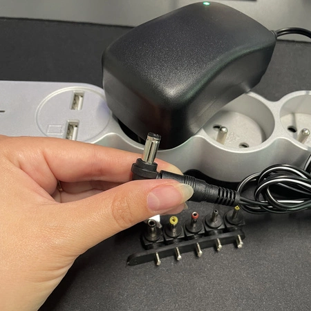 Zasilacz Uniwersalny Regulowany Ładowarka 3-12V Sieciowy USB 30W 6 Końcówek Izoxis 26106