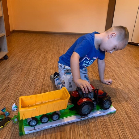 Duży Traktor z Przyczepą Ciągnik dla Dzieci na Napęd Ruchome Elementy XXL KRUZZEL