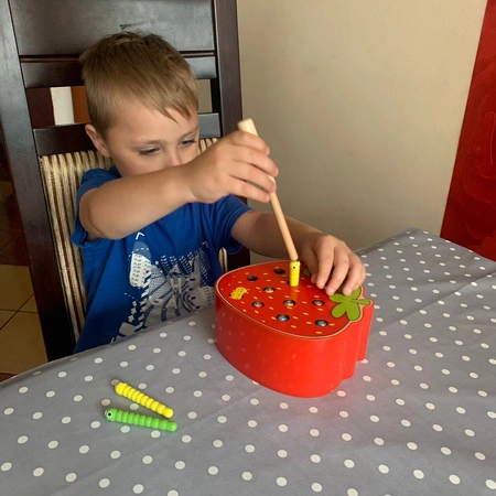 Gra Zręcznościowa dla Dzieci Drewniana Złap Robaczka Magnetyczna Truskawka KRUZZEL