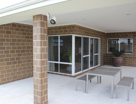 Atrapa Kamery IR do Monitoringu Kamera Wewnętrzna Zewnętrzna z Diodą LED IZOXIS