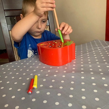 Gra Zręcznościowa dla Dzieci Drewniana Złap Robaczka Magnetyczna Truskawka KRUZZEL