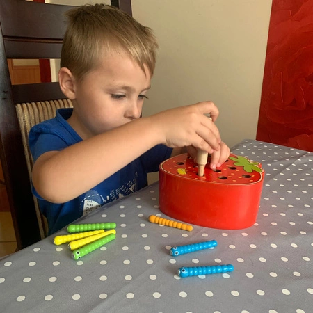 Gra Zręcznościowa dla Dzieci Drewniana Złap Robaczka Magnetyczna Truskawka KRUZZEL