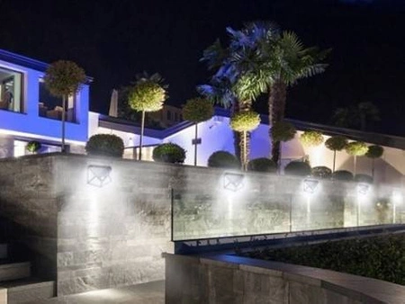 Lampa Solarna z Czujnikiem Ruchu Zmierzchu 100 LED IZOXIS